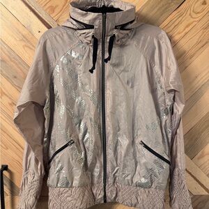 Y2K Era Vintage Reebok Women's Tan Windbreaker w/ Silver Foil Accents. 
Sz L.